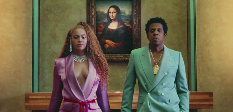 Το νέο κείμενο του The Curly Sue για το βίντεο κλιπ της Beyoncé και του Jay-Z για το APES**T είναι ένα tribute στην κοινωνική επιθετικότητα, τη βιασύνη, την άγνοια και τον ακούσιο ρατσισμό