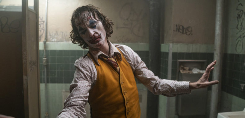 Joker: Τι παίρνεις αν διασταυρώσεις έναν μοναχικό ψυχικά ασθενή και την κοινωνία που τον εγκαταλείπει; Την ταινία της χρονιάς.